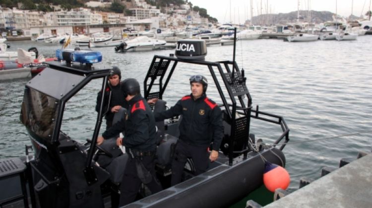 Els Mossos d'Esquadra al port de l'Estartit, a la recerca d'algun rastre de l'ultralleuger desaparegut, en una fotografia d'arxiu © ACN