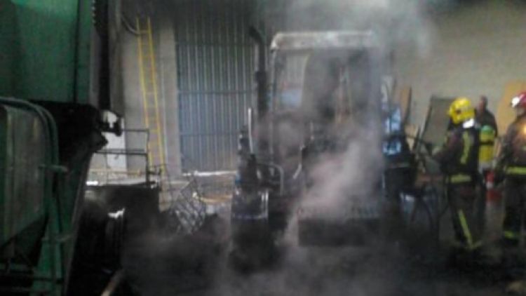 Dues dotacions dels Bombers de la Generalitat han treballat en l'incendi de maquinària al magatzem