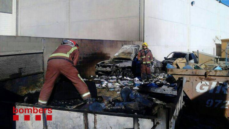 Els Bombers treballant dins del pati on s'ha produït l'incendi aquest dissabte al migdia © ACN