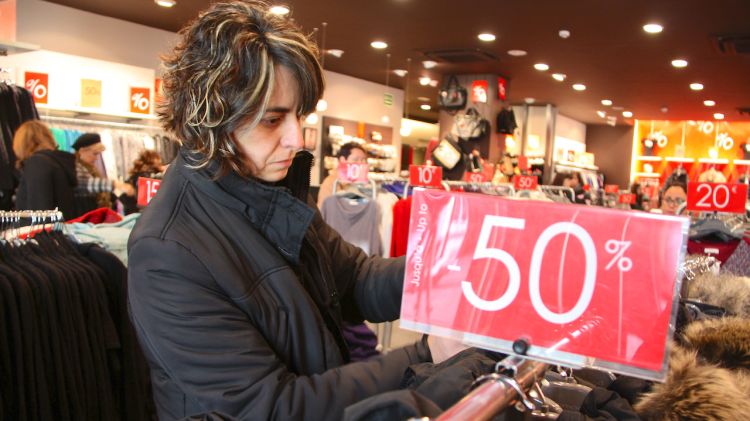 Una clienta mirant una peça de roba a Girona en el primer dia de rebaixes © ACN