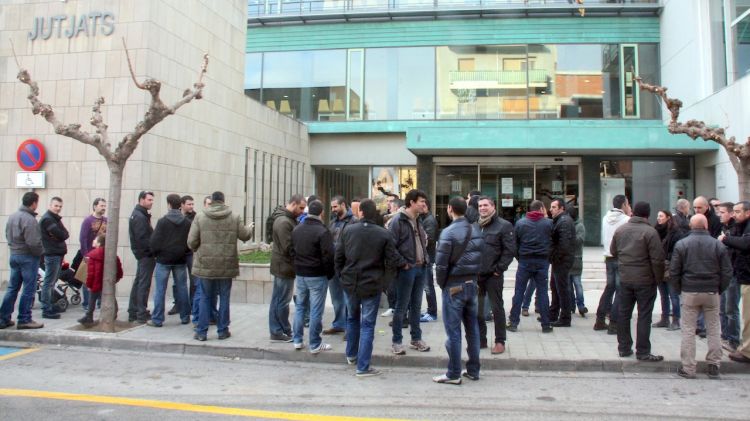 Una cinquantena de Mossos d'Esquadra s'han concentrat a les portes del jutjat per donar suport als companys © ACN