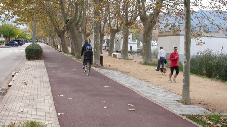 El carril bici que voreja l'estany per la banda de Banyoles es va construir l'any 1992 (arxiu) © ACN