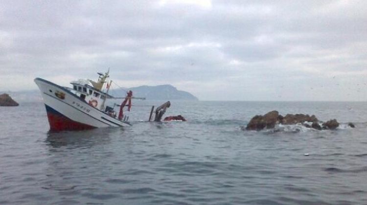 La popa del pesquer enfonsat a les Illes Formigues ha quedat submergida