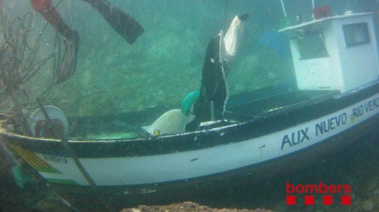 Fotografia de la barca auxiliar que també s'ha enfonsat © Bombers