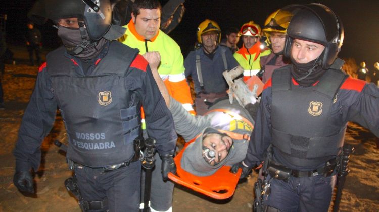 L'activista just després de ser alliberat, amb el braç en alt en senyal de resistència © ACN