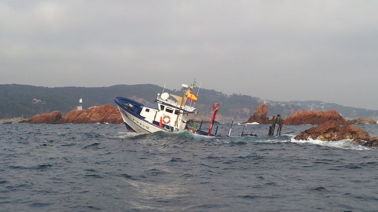 El vaixell es troba encallat entre les roques