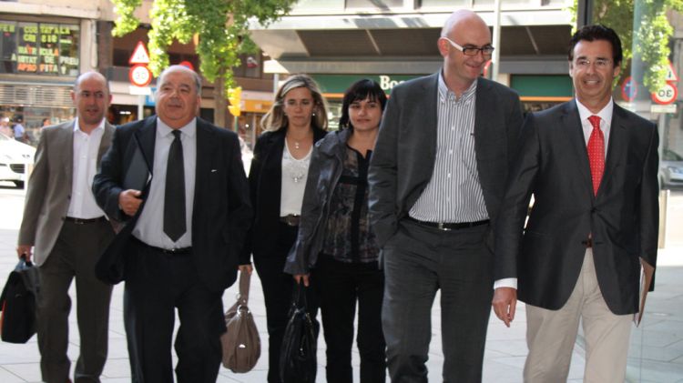 Membres del Consell d'Administració de Caixa Girona, abans d'entrar a la reunió d'ahir © ACN