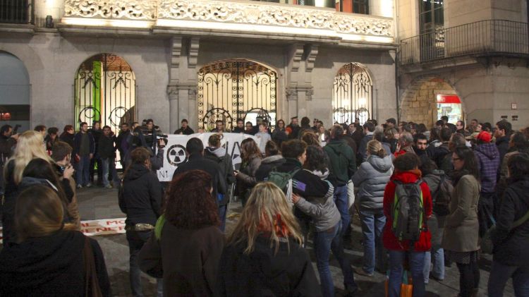 Unes 200 persones s'han concentrat a la plaça del Vi © ACN