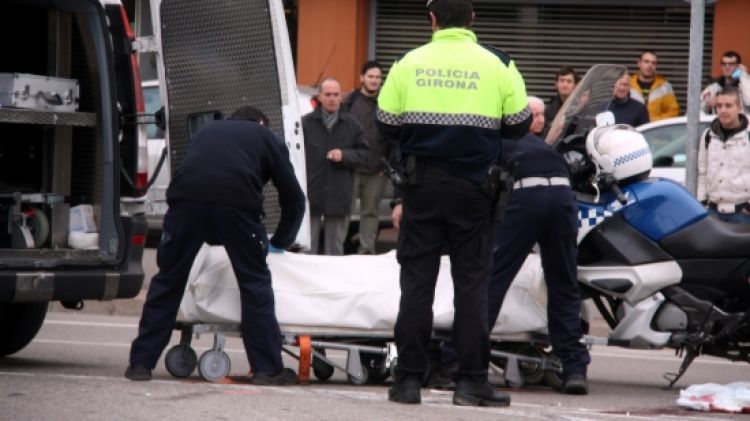 El moment de l'aixecament del cadàver, a l'avinguda de França de Girona  © ACN