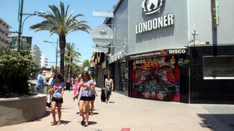 Turistes passejant per Lloret de Mar (arxiu) © ACN