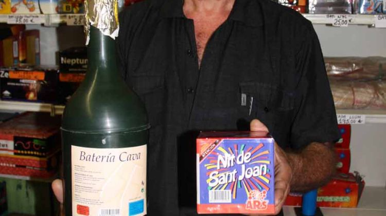 Víctor Monfort ensenya l'ampolla de cava explosiva i la font 'Nit de Sant Joan' © ACN