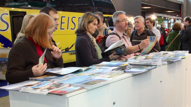 Turistes apropant-se als estands de la Costa Brava a la fira CMT d'Stuttgart © ACN