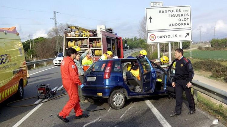 Els Bombers de la Generalitat treballant en l'excarceració del ferit greu © Bombers