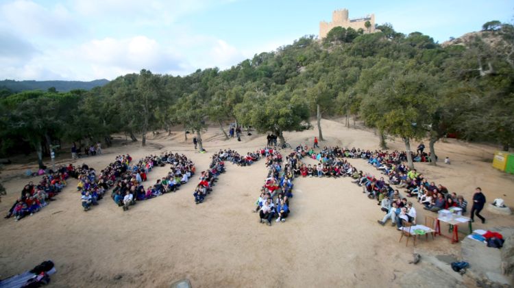 Al final de la caminada, els participats han creat unes lletres on es podia llegir 'No a la MAT' © Salvador Maynou