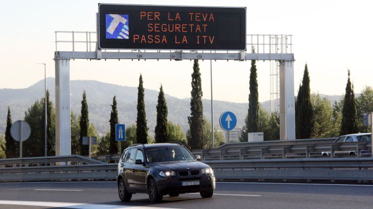 Un panell amb lectors de matrícules on es demana passar la ITV © ACN