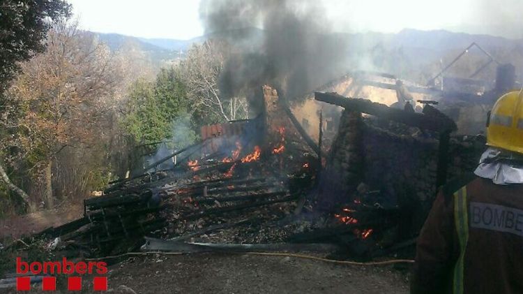 La casa situada en una zona forestal completament calcinada © Bombers