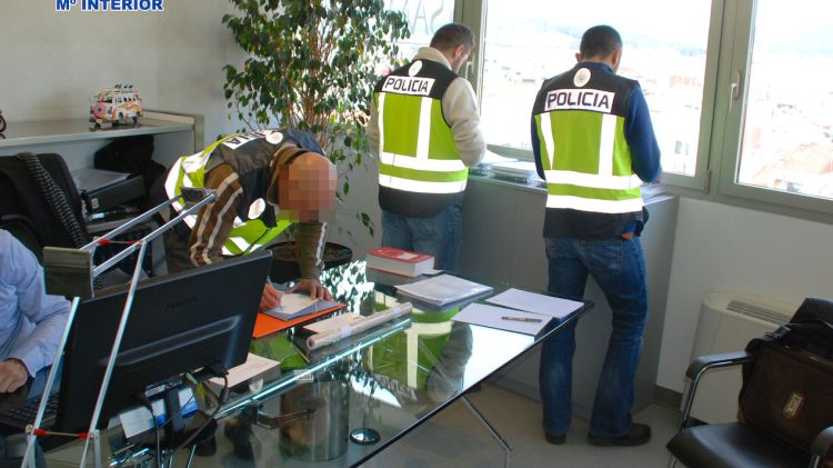 La policia espanyola en un moment del registre © ACN