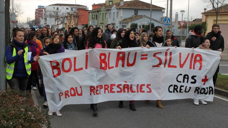 La manifestació ha aplegat un centenar de persones pel centre de Banyoles © ACN