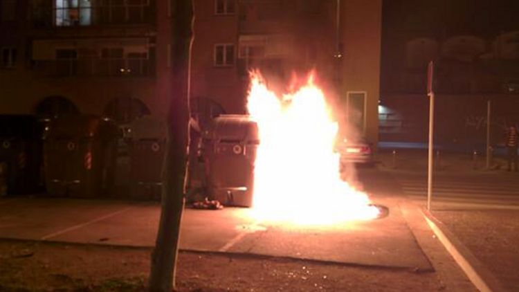 Un contenidor que també es va cremar la nit de divendres a dissabte al parc Migdia © ACN