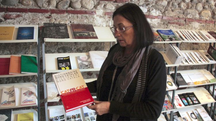 Maria Àngels Falqués amb un volum del diccionari nord-català © ACN