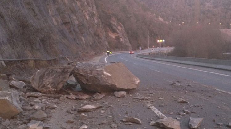 La roca no ha causat ferits en el moment de caure © ACN