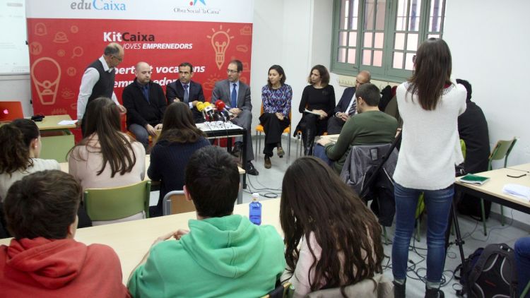 La presentació del projecte KitCaixa a l'IES Narcís Xifra de Girona © ACN