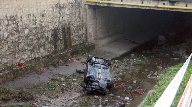 El cotxe ha trencat les tanques que hi ha vorejant el riu © ACN