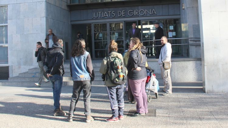 Unes deu persones s'han reunit davant dels Jutjats de Girona per donar suport a l'activista © ACN