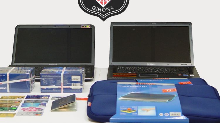 El material i les targes de crèdit duplicades que la Policia Municipal ha intervingut als tres detinguts a Girona © AraGirona.cat