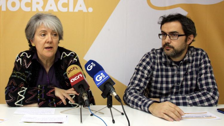 L'alcaldable per ERC a Girona, Maria Mercè Roca, i Martí Terés, membre de l'executiva local © ACN