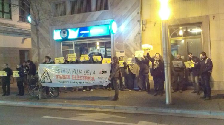 Membres de la CUP i IPS davant la seu d'Endesa a Girona
