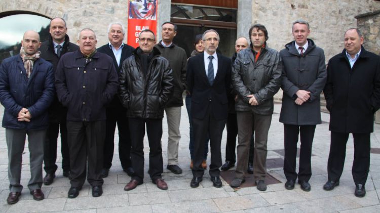 Grup dels alcaldes de diferents municipis que s'han reunit a Ripoll © ACN