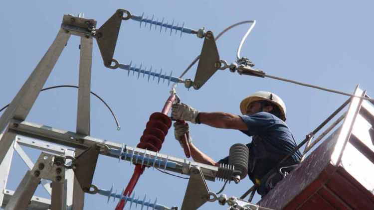 Un operari d'Endesa reparant una torre elèctrica (arxiu) © AG
