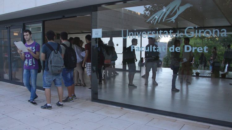 Estudiants entrant i sortint de la Facultat de Dret de la Universitat de Girona (arxiu) © ACN