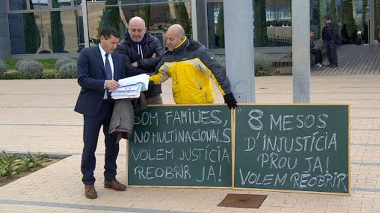 El secretari general de la Fecasarm i cap dels serveis jurídics, Joaquim Boadas, amb els dos empresaris afectats © ACN