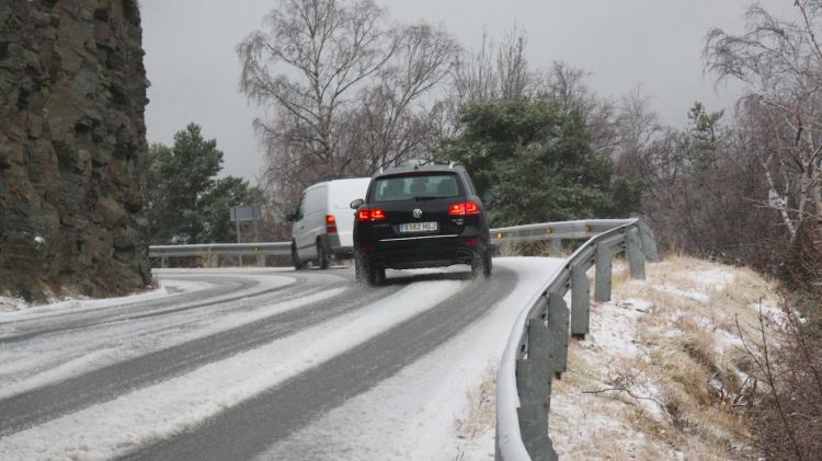 Vehicles circulant amb precaució a la Collada de Toses © ACN