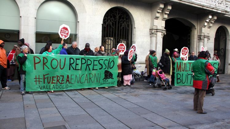 Un moment de la protesta d'aquest matí, a les portes de l'Ajuntament de Girona © ACN