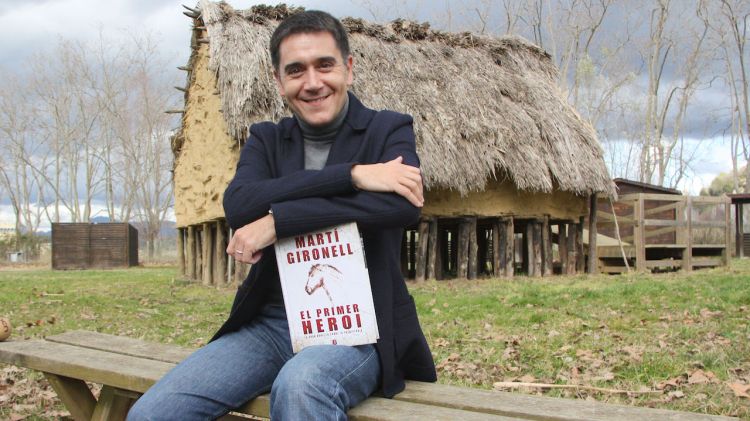 L'autor Martí Gironell amb 'El primer heroi' © ACN