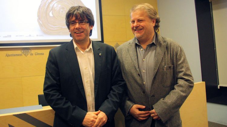 Carles Puigdemont i el director editorial del Grup Enderrock, Lluís Gendrau © ACN