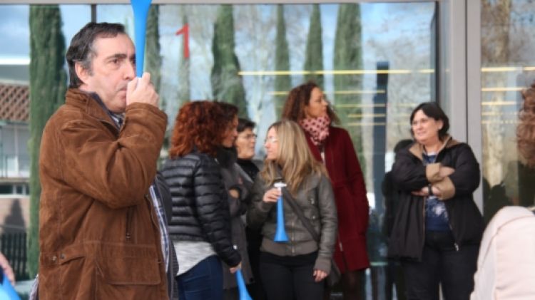 Un instant durant la concentració que han fet els funcionaris de justícia gironis a les portes del Palau de Jutícia de Girona  © ACN