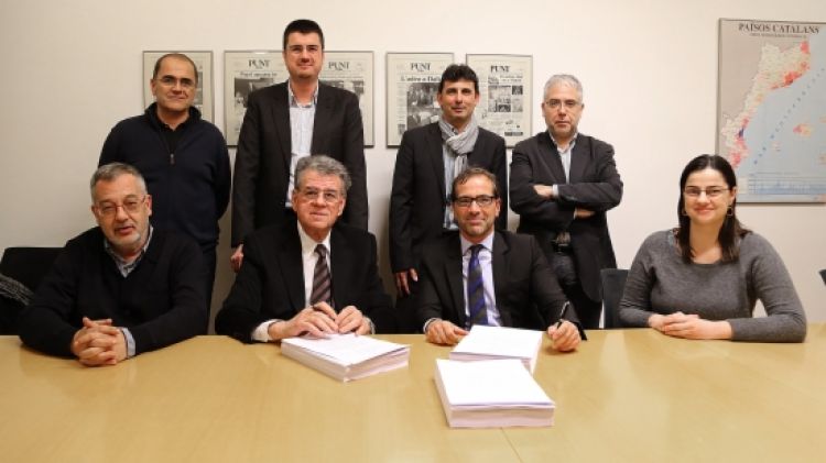 Signatura del contracte de venda de Canal Català al diari 'El PuntAvui'  © ACN