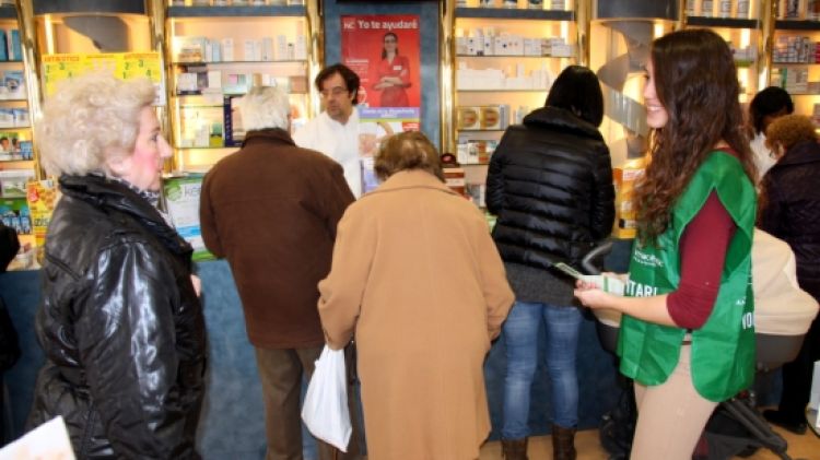 Una voluntària s'adreça a una usuària  © ACN