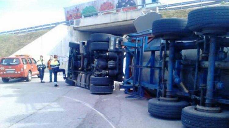 El camió bolcat dins del terme municipal de Riudellots de la Selva   © ACN