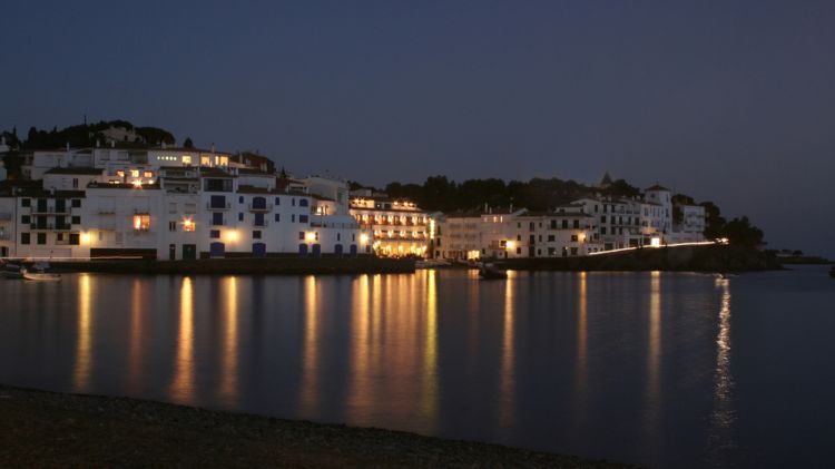 Imatge nocturna de la badia de Cadaqués una nit d'estiu (arxiu) © M. Estarriola