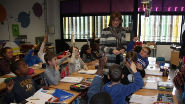 La consellera d'Ensenyament, Irene Rigau, visitant una aula de primària de l'escola Sant Roc d'Olot  © ACN