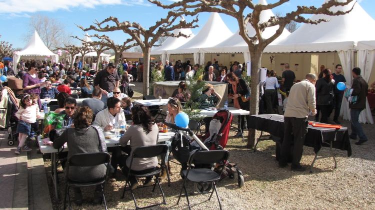 Centenars de persones gaudint de la primera jornada de la fira Fiporc © ACN