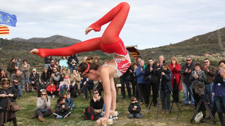 Unes quaranta persones s'han reunit al castell de Quermançó per veure l'actuació de Catalina Palma © ACN