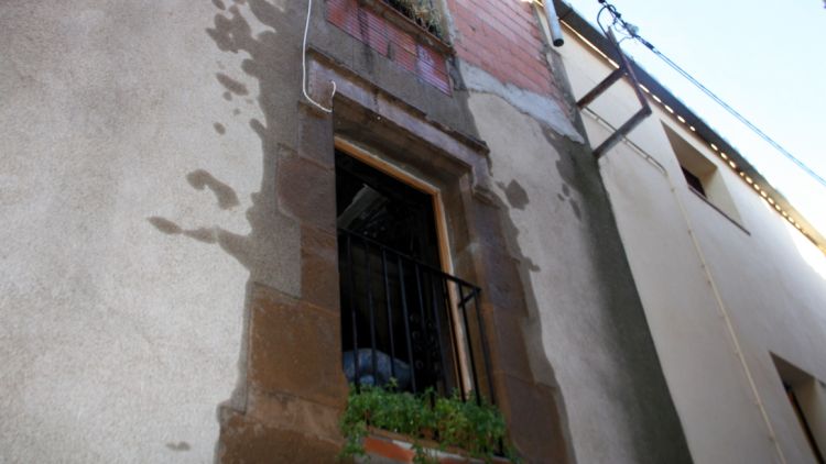 Façana de la casa incendiada aquesta matinada a Cistella © ACN