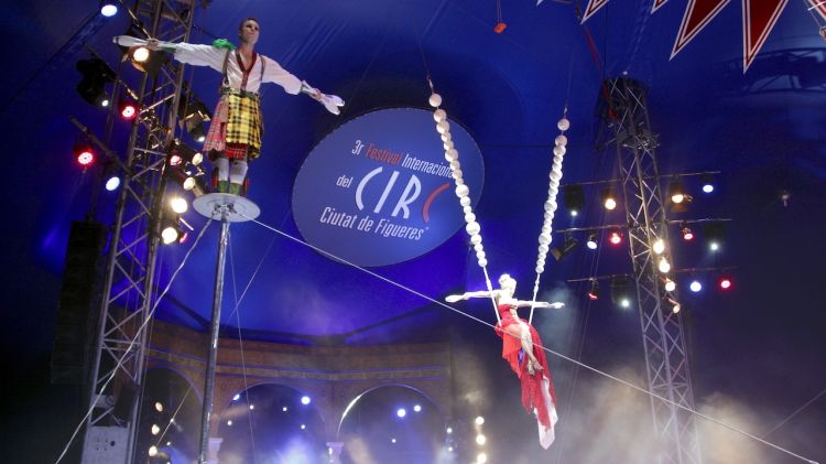 Dos artistes assajant a la carpa del festival © ACN