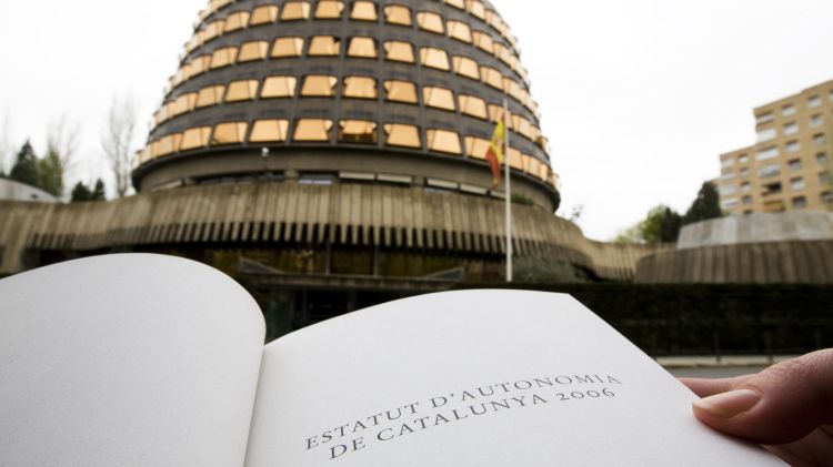 El Tribunal Constitucional al fons amb l'Estatut en primer pla © ACN